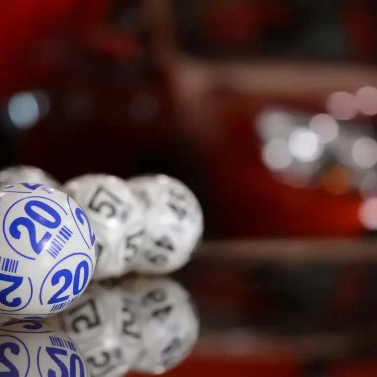 Cât câștigi cu 3 numere la Loto 5 din 40?
