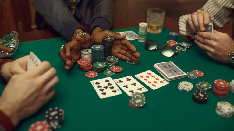 Ce poți învăța despre oameni jucând poker?
