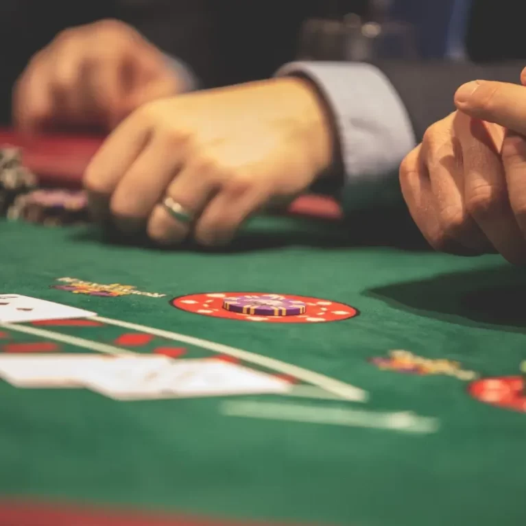 Ce semnificație are termenul Flat la Poker?