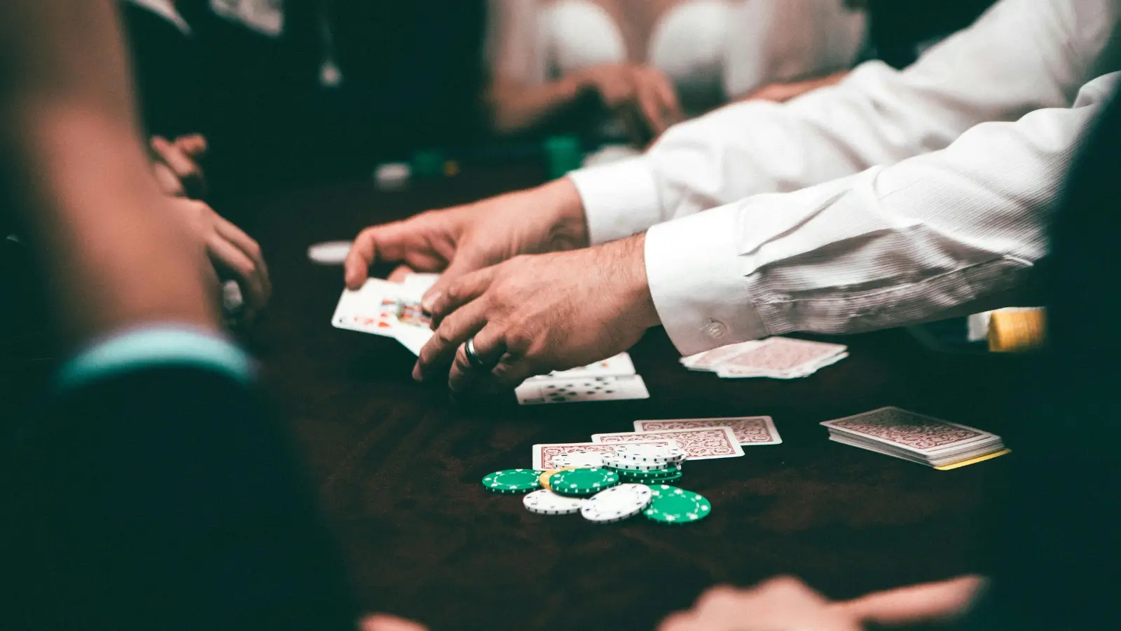 Mâini alunecoase la poker conectori de culoare și perechi mici